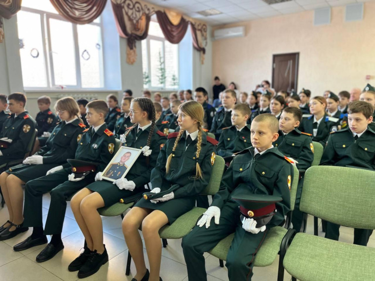 Расскажи о герое.